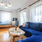 2 Bedroom Lovely Apartment In Valbandon