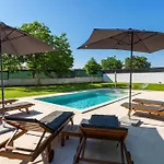 Villa Anavi Mit Privatem Pool Und Grossem Garten