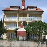 Grosszuegiges Apartment Fuer Fuenf Personen