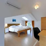 Schoene Villa Camellia Mit Privatem Pool