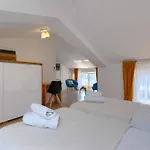 Schoene Villa Camellia Mit Privatem Pool