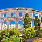 Beautiful Villa Omo With Pool In Pula