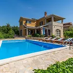 Villa Fenced Property, Salvea
