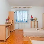 Bright & Spacious Apartment With Terrace In Stinjan