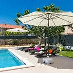 Gemuetliches Stein Ferienhaus Mit Privatem Pool Und Terrasse Mit Grill