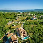 Spacious Holiday House - Pool / Jacuzzi / Sauna / Playground / 8+2