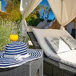 Spacious Holiday House - Pool / Jacuzzi / Sauna / Playground / 8+2