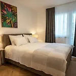 Chic Pula Escape