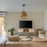 Modern Villa Ava With Outdoor Pool In Tar