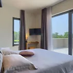Modern Villa Lukas With Pool In Vizinada