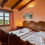 Rustic Villa Nonna Lucia With Pool In Groznjan