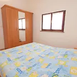 Cozy Apartment In Peroj