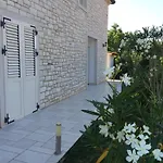 Villa Mali Raj Mit Pool In Zikovici