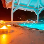 Ferienwohnung Mit Jacuzzi, Garten Und Parkplatz