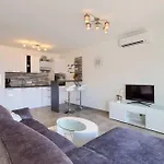 Marabella Modern Apartment With Wifi, Balcony