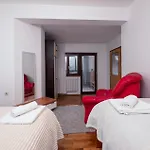 Nice Apartment In Pula With Kitchen