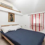 1 Bedroom Beautiful Home In Jurdani