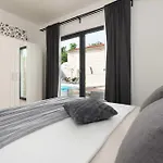 Villa Simone Designer, Modern And Heritage Mix, Umzaunt, Buro