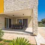 Enchanting Villa East With Pool And Jacuzzi