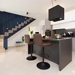 Villa Simone Designer, Modern And Heritage Mix, Umzaunt, Buro