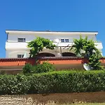 Ganze Wohnung In Liznjan Mit Moebliertem Balkon