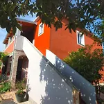 Cozy Apartment With Patio And Parking