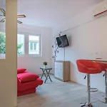 Pula Modern And Bright Apartments With Terrace And Garden