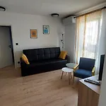 Cute Apartment Marla Art Close To Center