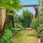 Traditionelle Steinfinca Mit Spielbereich, Babybett, Waschmaschine, Liegen