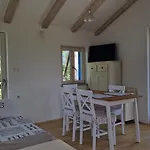 House Ivas With Garden
