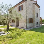 Sunny Holiday House With Private Pool