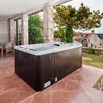Monte Holiday Home With Jacuzzi
