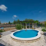 Arwen, Apartment With Pool
