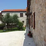 Apartments Pomer 201