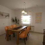 Comfy Apartment In Vinkuran With The Beach Nearby