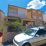 Apartments Mladen 1588