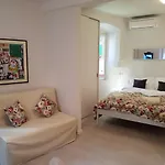 Studio Apartment Luminoso