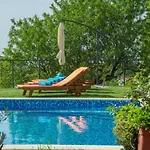 Modern Villa Di Rovigno With Pool, Hot Tub And Sea View