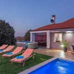 Modern Villa Di Rovigno With Pool, Hot Tub And Sea View