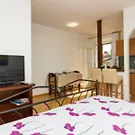 Studio Apartman Ela