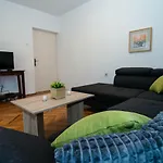 New Renovated Apartment 15 Min From Beach On Foot