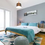 Industrial Style 2 Bedroom Apt 3 Min From The Beach!