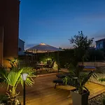 Exclusive City Center Apartment With Garden