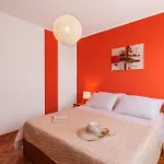 Two Bedroom Apartment, Nice Neighborhood, Free Parking, Wifi