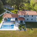 Villa Stepancic - Large Garden And Heated Pool