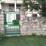 Colonial Apartment Close To Lone Beach