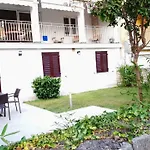 Colonial Apartment Close To Lone Beach