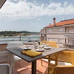 Seafront Apartment Gaby