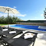 Charming Villa Natali With Private Pool In Pula