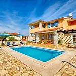 Charming Villa Oliva With 4 Bedrooms Near The Wonderful Village Of Fazana